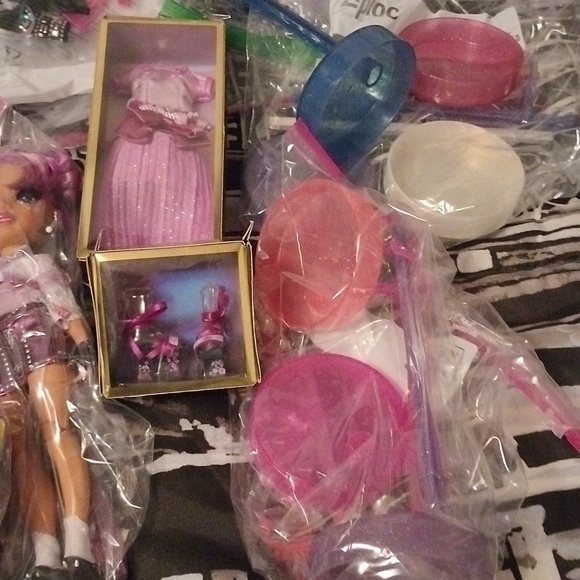 DOLLS - Picture 9 of 17